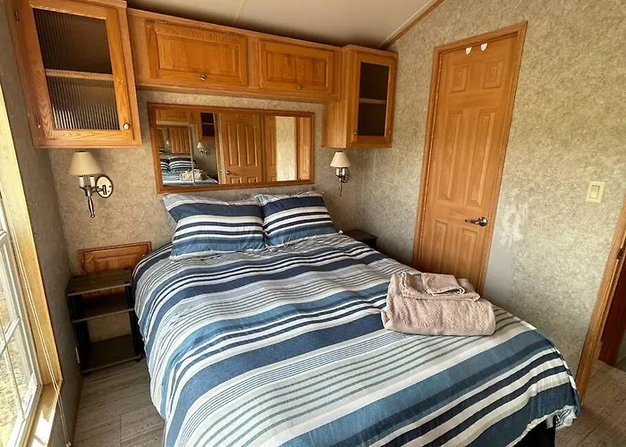 2 Bedroom Private Waterfront Getaway