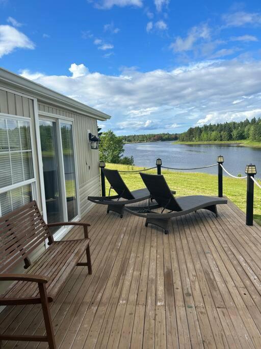 2 Bedroom Private Waterfront Getaway Holiday home